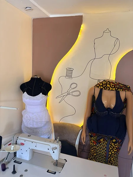Poste de couture avec machine et bustes habillés