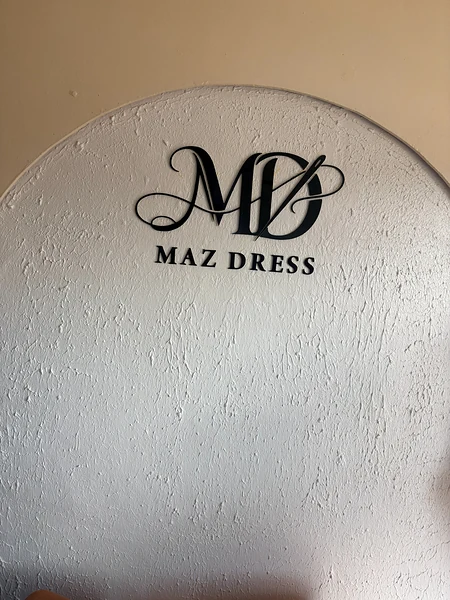 Logo Maz Dress sur le mur de l'atelier
